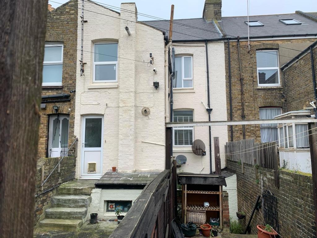 Lot: 23 - FREEHOLD BLOCK OF THREE FLATS FOR INVESTMENT - Rear of mid-terrace property